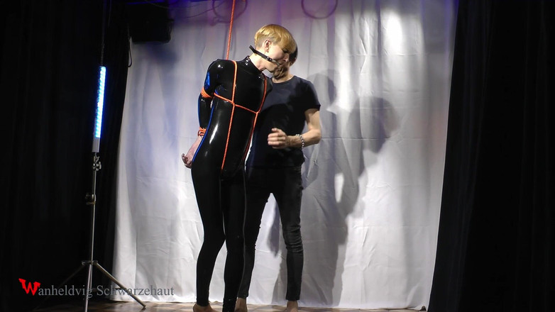 Wanheldvig: Нікі латексна лялька з кляпом у роті і мотузками