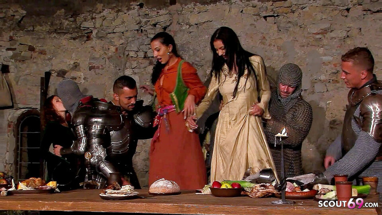 Full porn collection: Knights mengongkek remaja kurus miang di pantat di parti cosplay