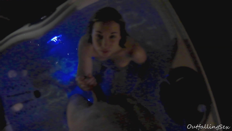 OutfallingSex: OutfallingSex - Ação na jacuzzi
