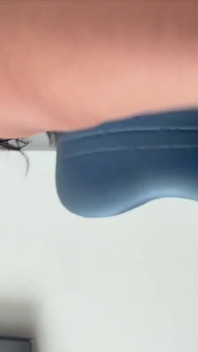 Une bhabhi excitée fait des trucs coquins et se masturbe en montrant son gros cul