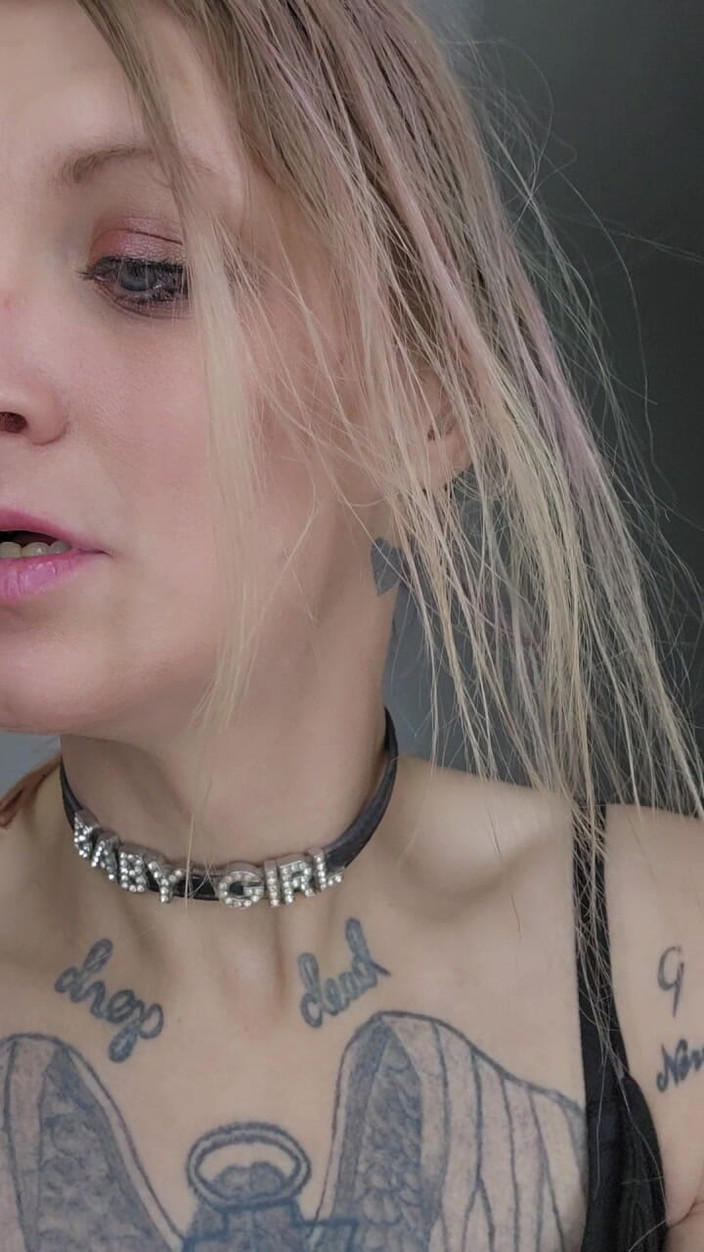 Lynn Kaotik: Drobna Trans Dziwka bawi się wibratorem