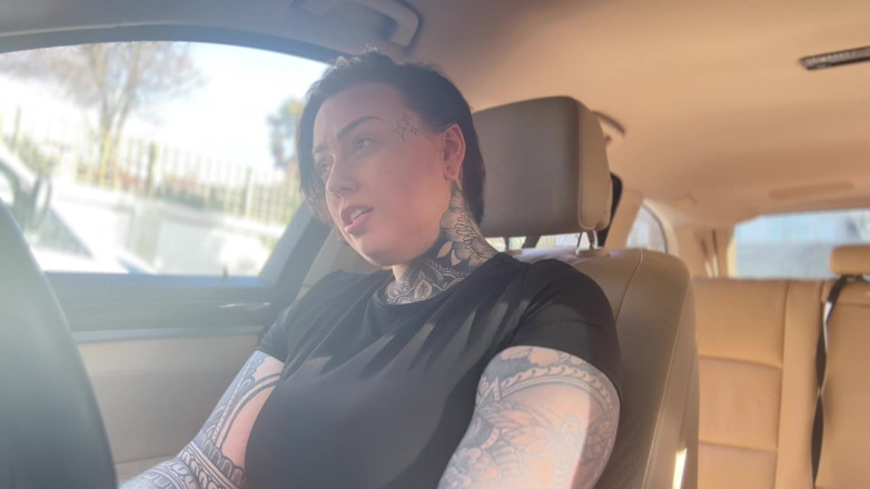 Miss Valentina: Lái xe chân trần