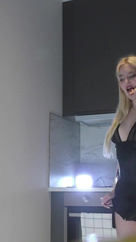 Hete blonde studente toont haar poesje onder haar korte leren jurk en toont haar alle natuurlijke borsten