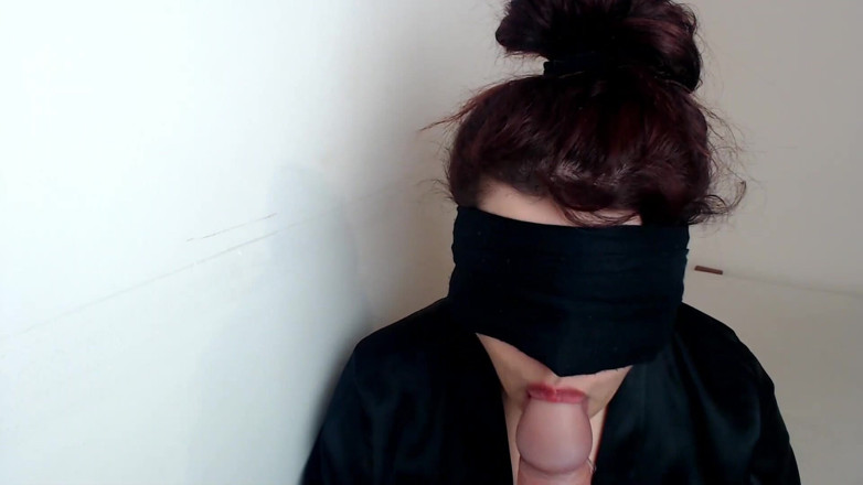 Evelyn Butt: Blindfolded gamer girl sucking stranger's huge cock!