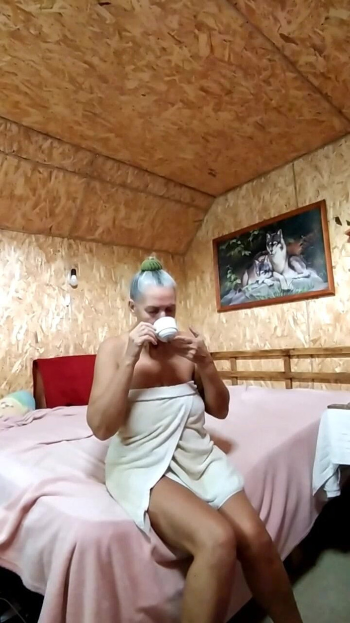 Lukerya: Den heta hemmafrun Lukerya flirtar med fansen efter en kopp...