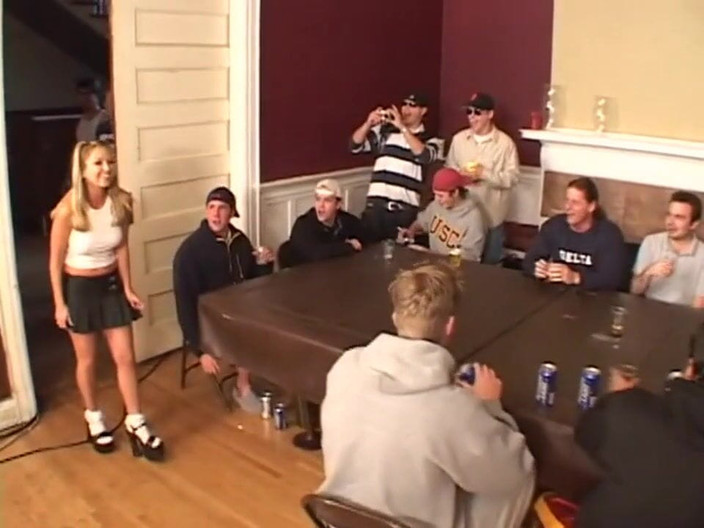 Vintage megastore: Heiße college-huren ficken im schlafsaal