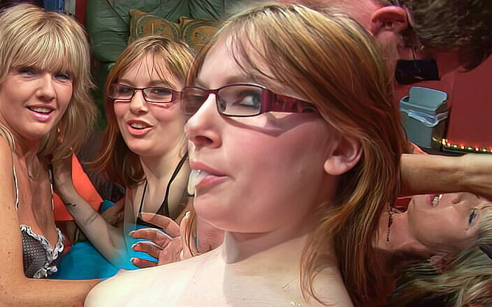 The Gangbang Club: Éjacule sur l'ado et une femme mature dans un gangbang