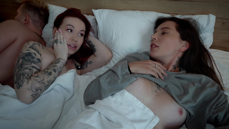 Toma Mur: Мачуха і зведена сестра ділять ліжко зі пасинком у дикому траху в готелі (за участю kisscat)