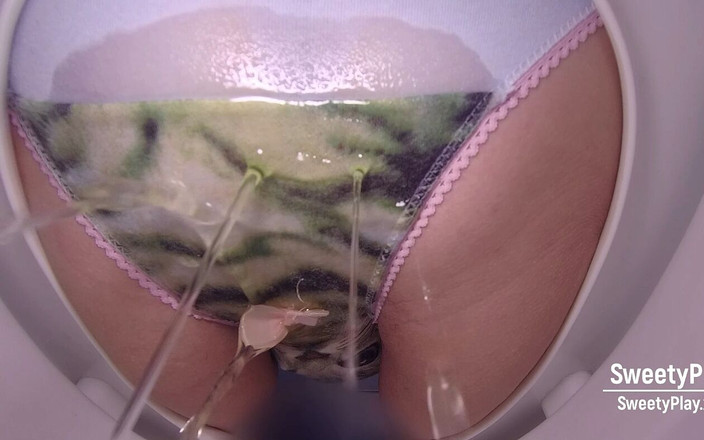 SweetyPlay: Tuyệt vọng làm ướt quần lót đi tiểu trong nhà vệ sinh...