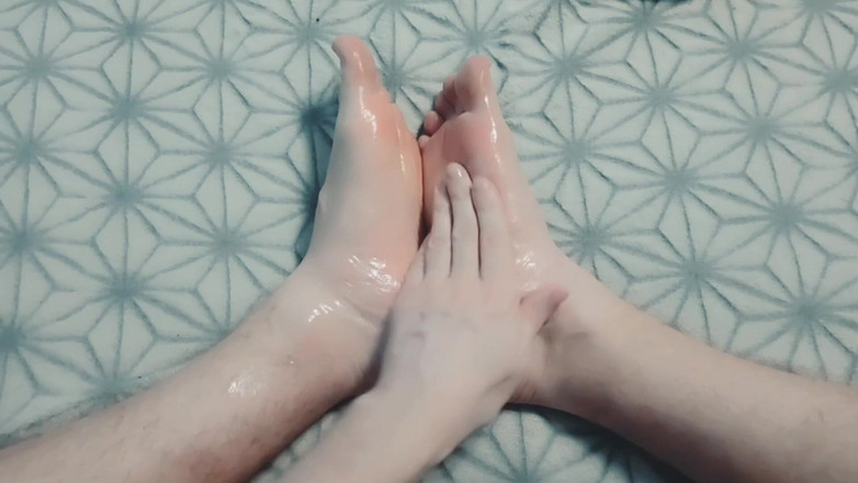 Pasha: 男は足にオイルを優しく塗ってマッサージする