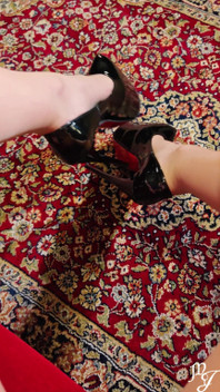 Guarda La Morbidezza Di Questi Collant! Padrona Julia