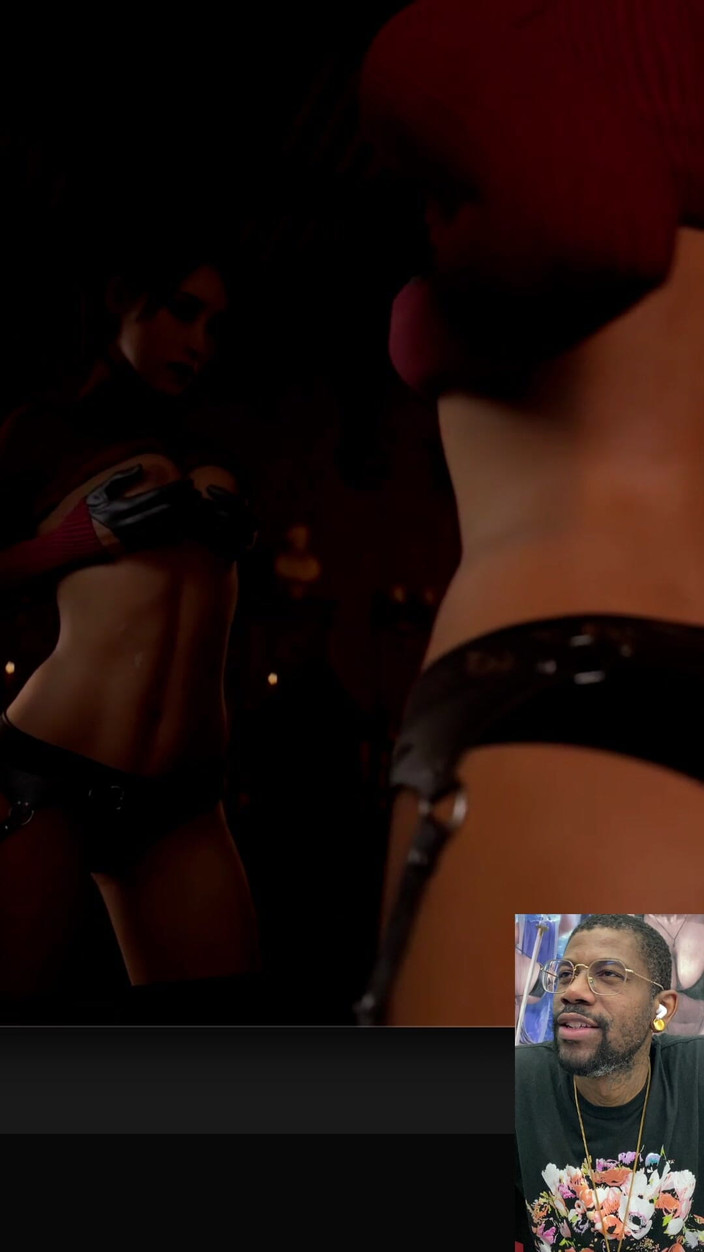 Good news media: Ada kollar in sina petite asiatiska bröst framför en spegel