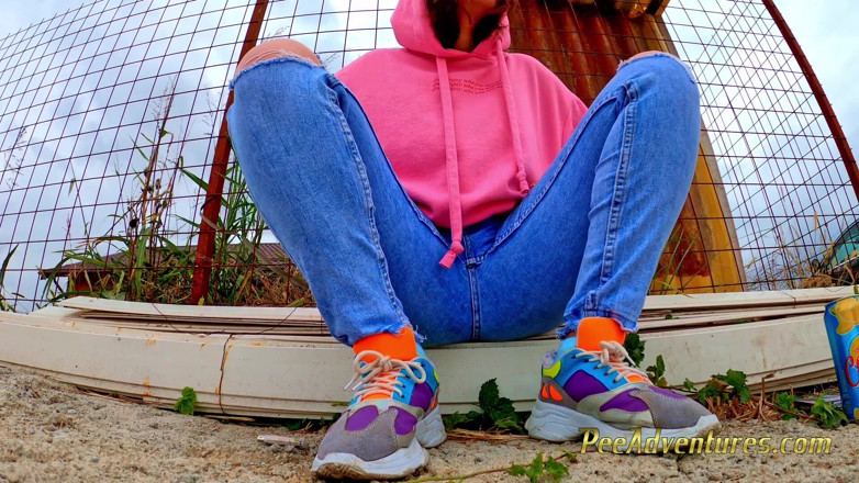 Pee Adventures: Pissing trough her jeans outdoor