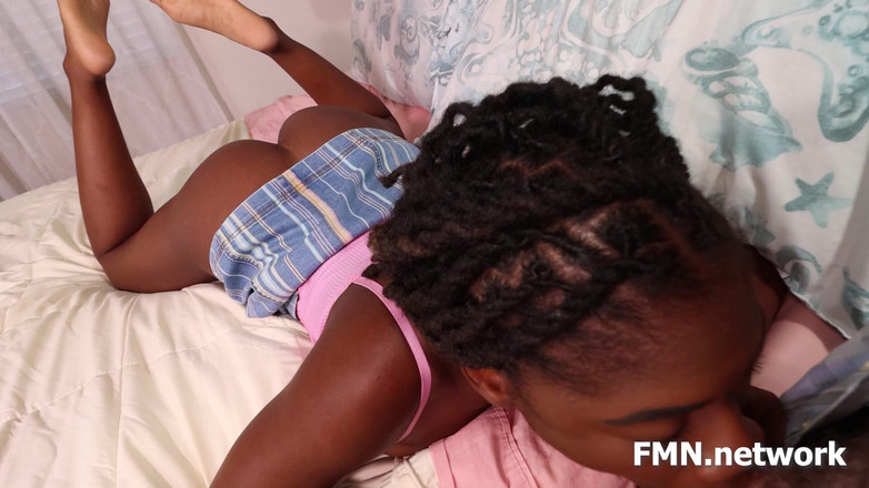 Feet On Demand: Wanita kulit hitam yang seksi dan provokatif