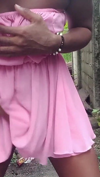 Škádlení v růžových šatech mačkání mých prsou prstění tření mokré chlupaté kundičky