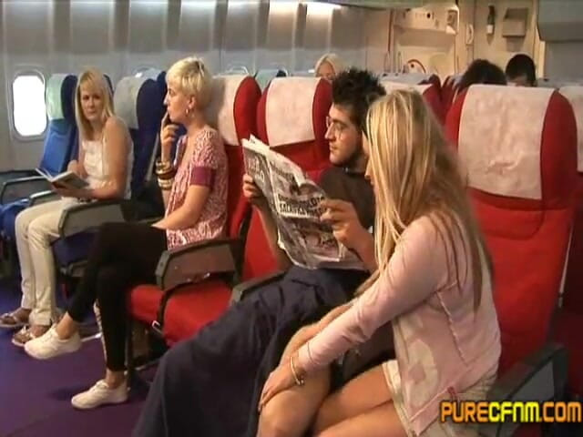 Pure CFNM: Im Flugzeug bloßgestellt