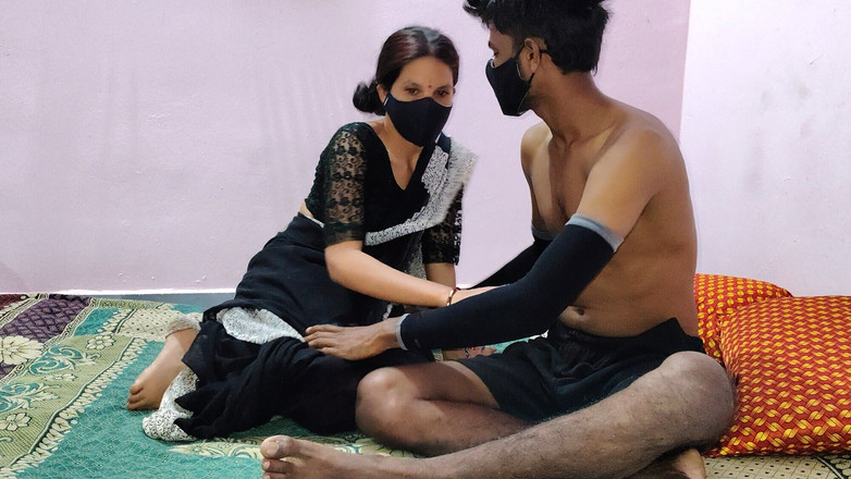 Viralcouple76: 部屋にいるホットなデシ・インディアンカップル