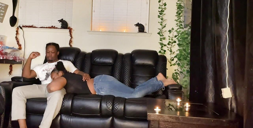 Kendale: 義理の妹との映画の夜は手に負えなくなり、彼女は私のペニスをつかみ、私に彼女のおっぱい全体に精液をかけます