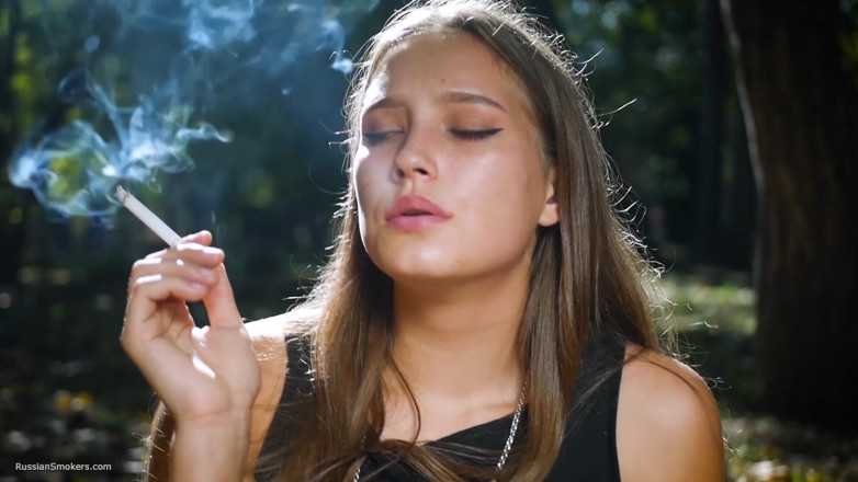 Russian Smokers: Svůdná ruská kráska kouří cigaretu ve studiu