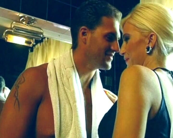 German's MILF: Мачуха з Німеччини трахалася у ванній кімнаті