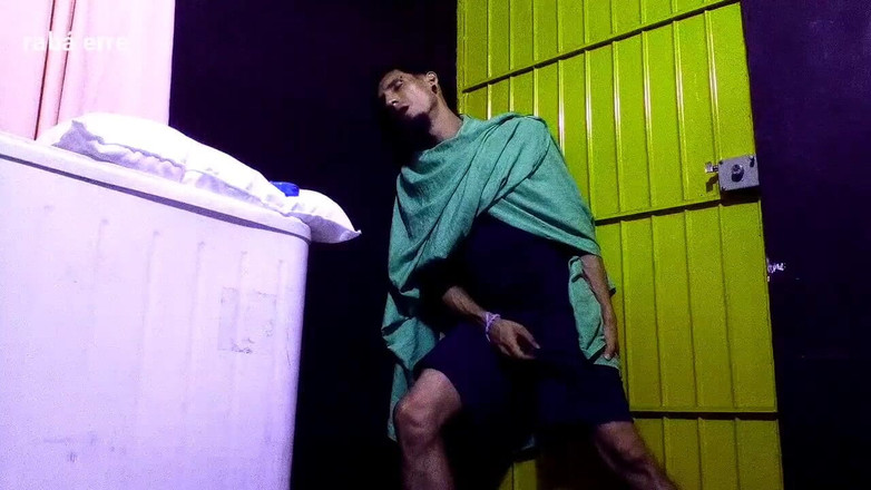 Raba erre elle: Raba erre leker med sin kuk i underkläder