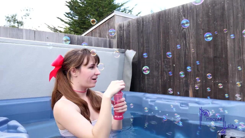 Princess Leia: Babysitter blows bubbles