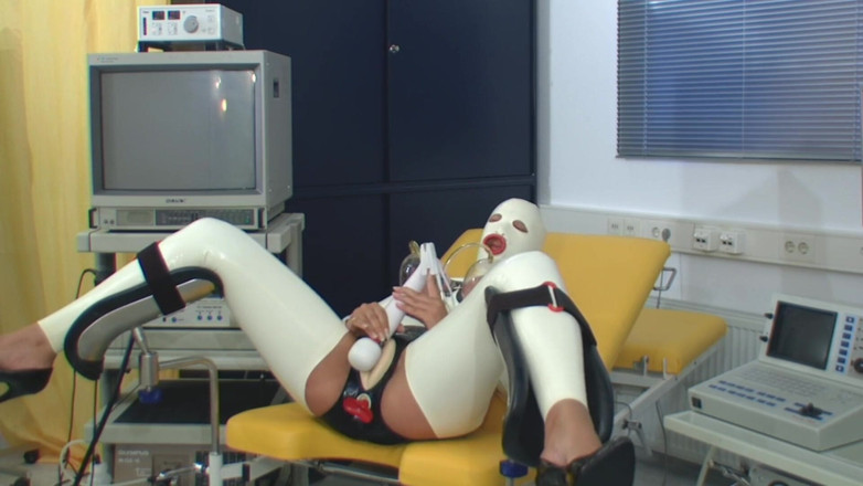 Rubber & Clinic Studio - 1ATOYS: Kinky endeldarmonderzoek met reikwijdte in rubber