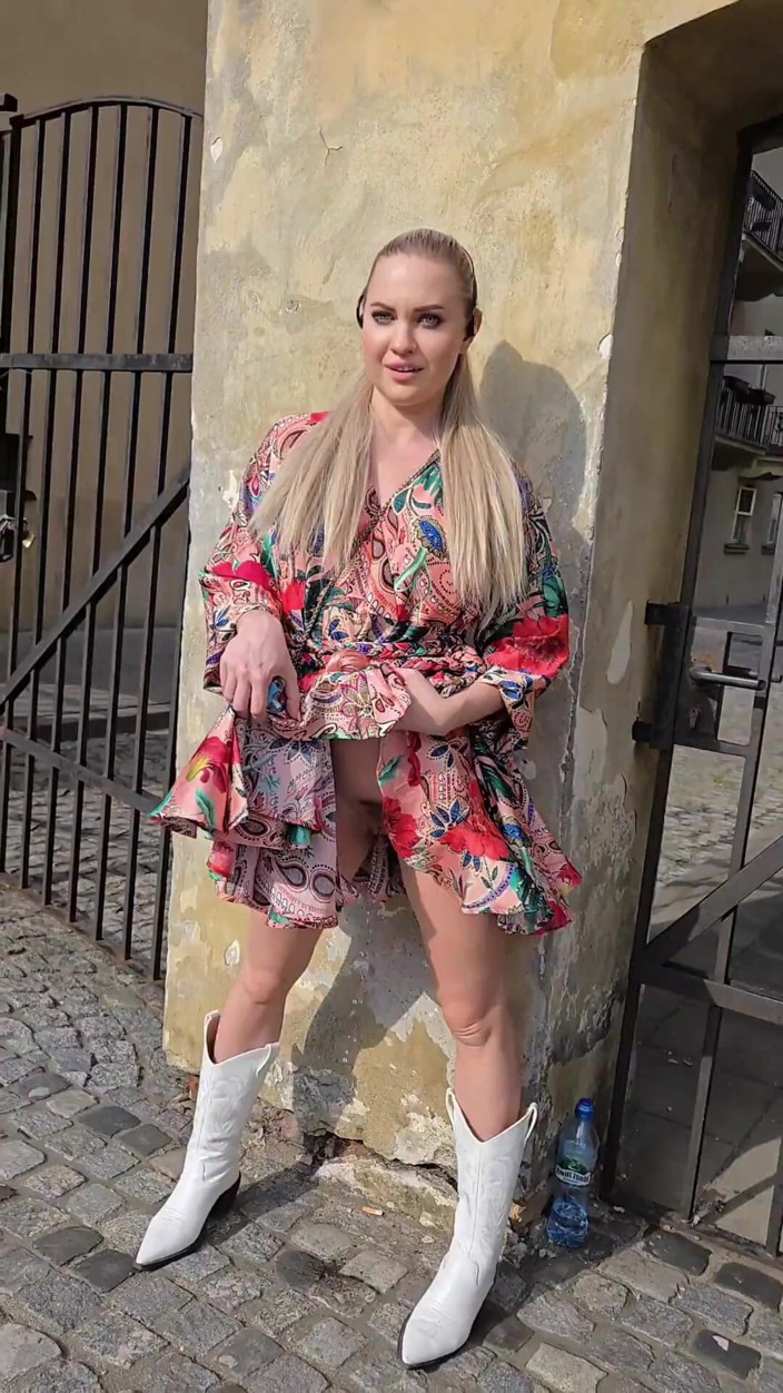Flexble Hanna: Caught Me Pissing Outdoor but It Didn't Stop Me