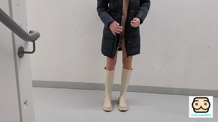 littlejolieroux: Désespoir de pipi et masturbation de chatte mouillée