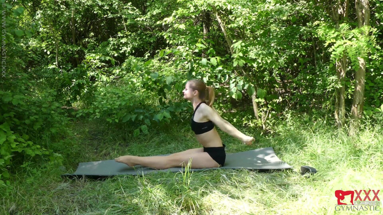 Gymnastic: Ballerina im wald