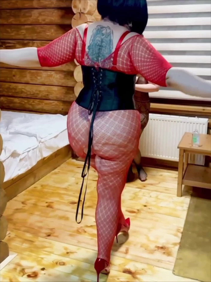 KarmenMilf: Üvey anne ve üvey kızı büyük götlerini sikmek ve derin amcık...