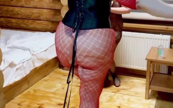 KarmenMilf: Üvey anne ve üvey kızı büyük götlerini sikmek ve derin amcık...