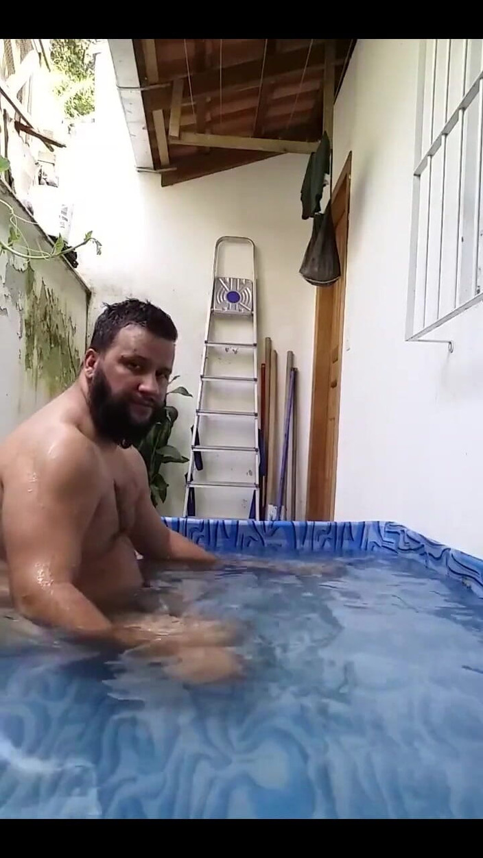 Breno Garcia: Кто хочет присоединиться ко мне в моем пластиковом бассейне?