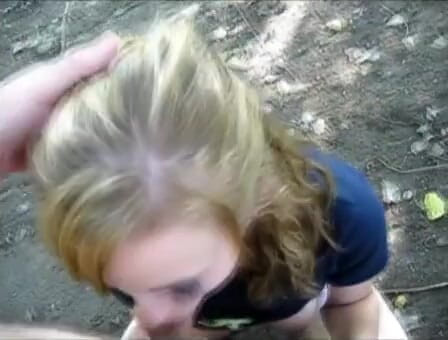 Femdom Sex: Si jalang amatur blonde memberikan blowjob miang di luar dengan...