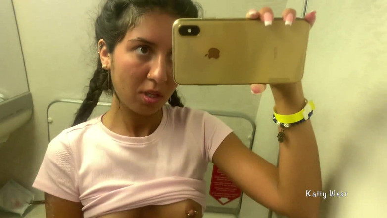Katty West: Розважаючись у громадському туалеті