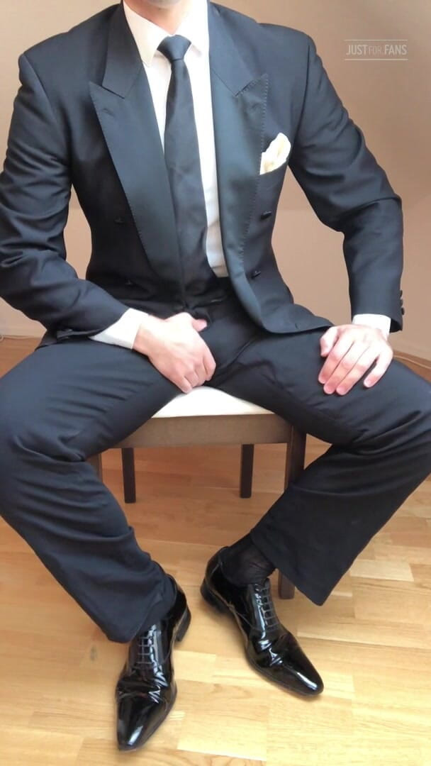 Master Shiny Shoes: Ręczna robota w czarnym garniturze