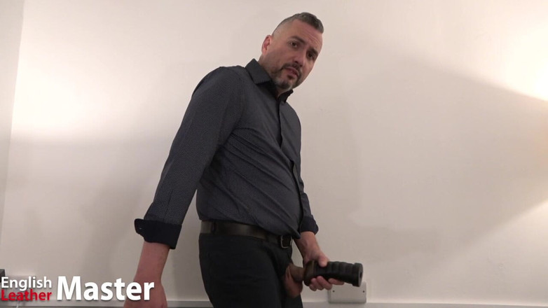 EnglishLeathermaster: Učitelka používá masturbátor a dává JOI