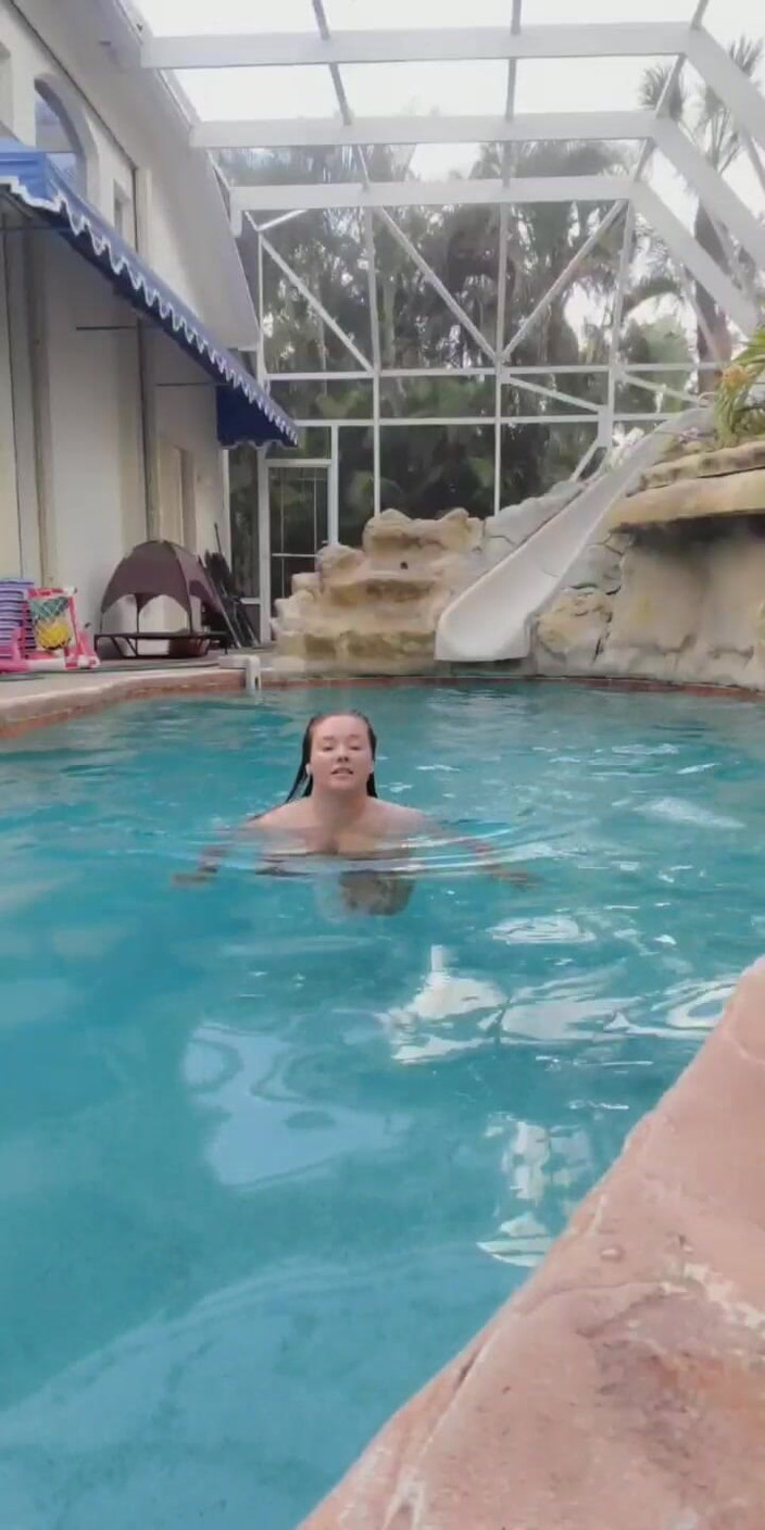 Annabelle Rogers: Nagi basen pływać