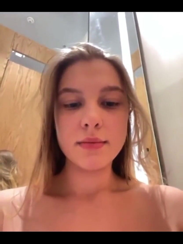 JuiceLussie: Cận cảnh lần đầu tiên thủ dâm nơi công cộng