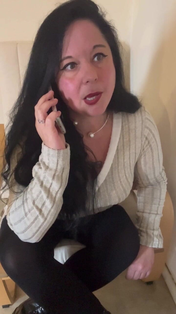 Maitresse Clara: Tôi gọi cho vợ anh và nói với cô ấy mọi...