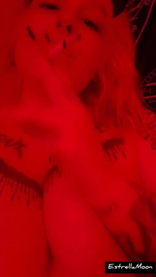 Estrella Steam: La ragazza demone si fuma una sigaretta mentre gioca con...