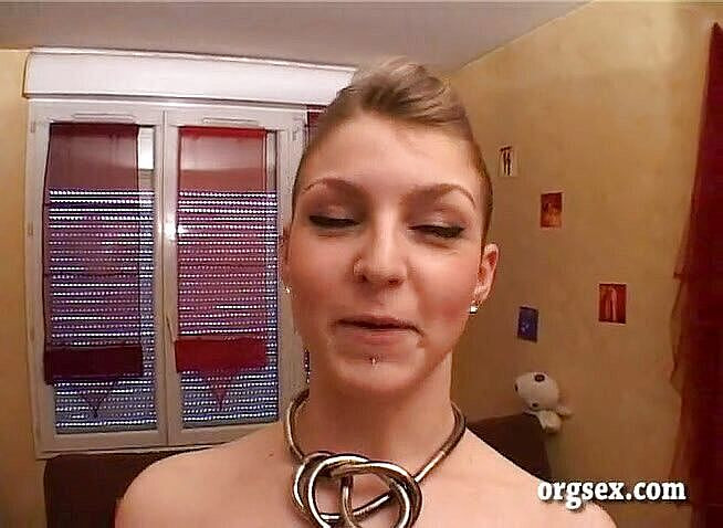 Orgsex: Ariane se joacă cu un vibrator