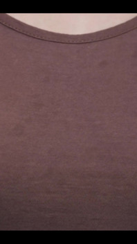 Îmi ating țâțele naturale mari prin tricou