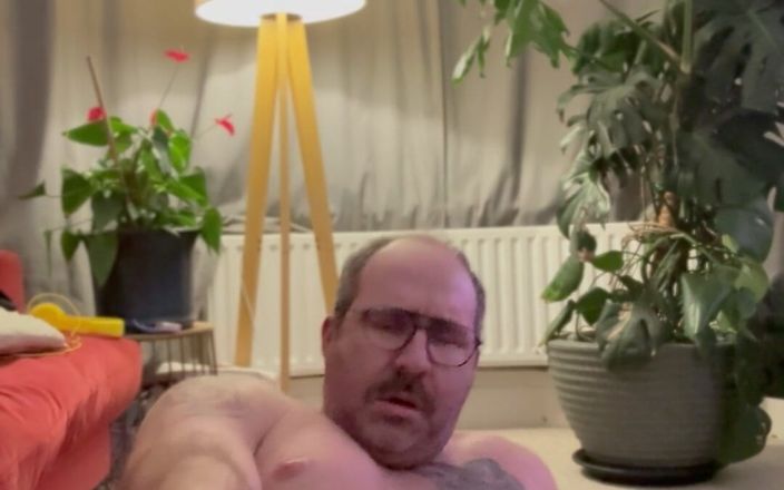 Big bear Craig: Se inclinó el consolador en el coño de mi papi