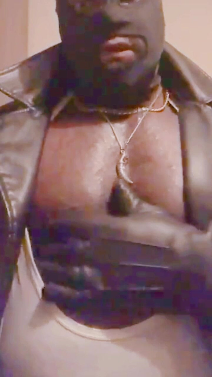 Black smoking muscle stepdad: Verbal Grande Gioco Muscolare Tette E Sessione Di Fumo