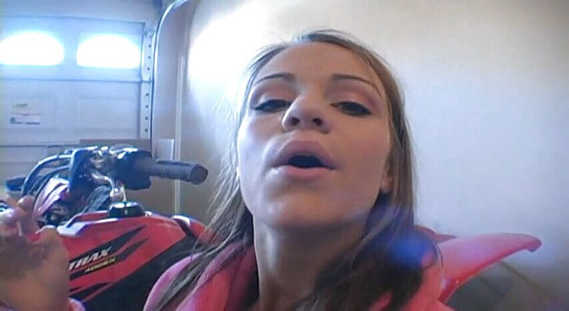 Femdom Austria: Mooie tiener in badjas rookt een sigaret in de garage