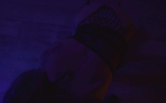 Petite Asian hefburg: Miauw för Me Kitty