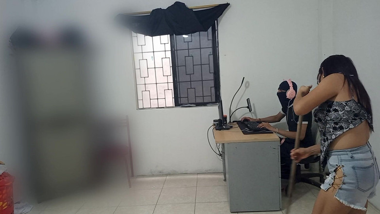 NEGRITA SEXY: Ma demi-sœur nettoie ma chambre puis part et je me...