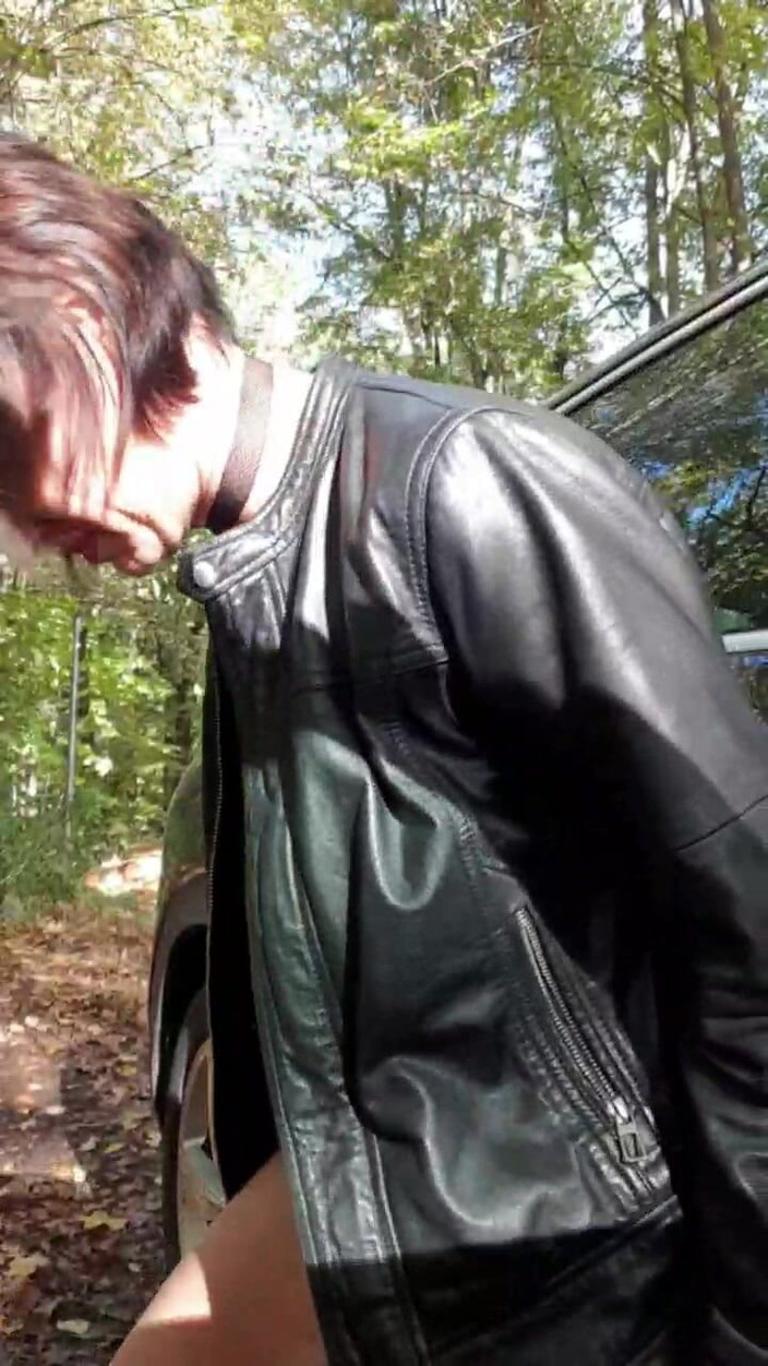 JulieEroticDress: La MILF ha un orgasmo nudo nel parcheggio