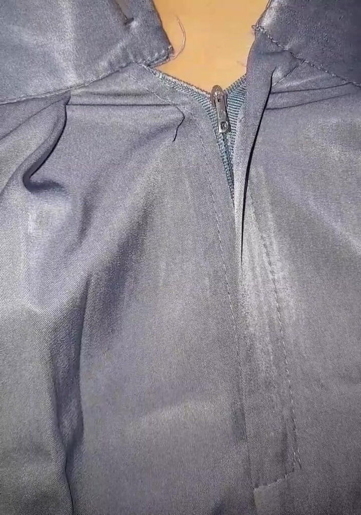 Naomisinka: Si masturba indossando una gonna grigia dal college (rok Abu Sma)